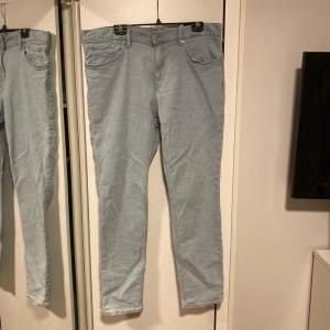 H&M Slim Fit Jeans 👖   Storlek: 38/32
