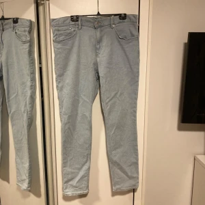 H&M Slim Fit Jeans 👖  - H&M Slim Fit Jeans 👖   Storlek: 38/32