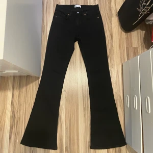Zara jeans  - Säljer ett par jeans från zara i storlek 34💓 Endast testade så fortfarande nyskick. Pris kan diskuteras 💕