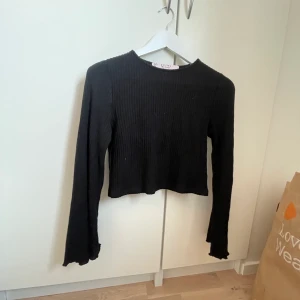 Topp/tröja - En superfin tröja från Miss selfridge i storlek 38, dock är den i modellen ”petie” så skulle säga att tröjan mer är anpassad för en lite kortare person! Ordinarie 299