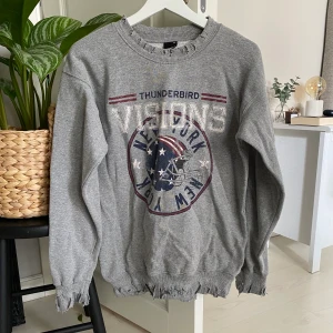 Sweatshirt  - sweatshirt med detaljer på ärmarna och krage. Nyskick! Fraktpris kan diskuteras 