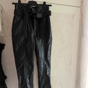 Byxor i PU - Jättefina PU-byxor som är helt nya och oanvända.