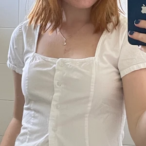 sååå fin vit topp  - så fin topp som passar många olika stilar! köpt second hand 