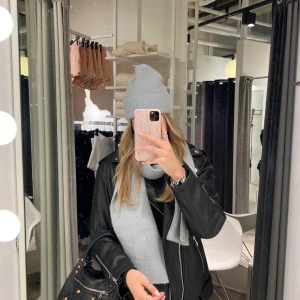 Stickad mössa & stickad halsduk - Ett set med en finstickad mössa och halsduk i grå färg. Mohair inspirerat material. Sparsamt använt och utan defekter. (Inga fläckar eller hål). 