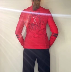 HV Polo tröja -  Tröja från HV Polo Society med blixtlås. Rhinestones på baksidan. I nyskick.❤️