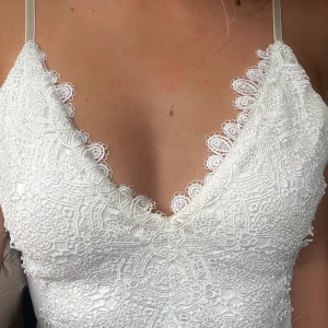 Topp strl M - Topp från BikBok i storlek M. 🌸 Den är stretchig så passar lika bra en S. Super fin i utseendet och självklart i skicket! Hänger bara i garderoben tyvärr 🙆‍♀️