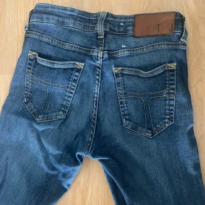 Tiger of sweden jeans  - Säljer dessa jeans från tiger of sweden då dessa också blivit för små.. i storlek 26/34. Finns ett litet hål på baksidan men som lätt går att sy ihop. 