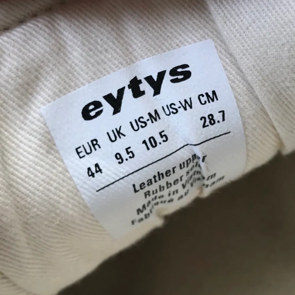 Eytys sneakers modell Fugu i färgen Neptune med silver, mörkblått läder, grått och vitt. Knappt använda och säljes just pga detta, så skicket är superfint! Nypris ca 2400 kr. Neptune colorway säljs inte längre ☺️. Skor.