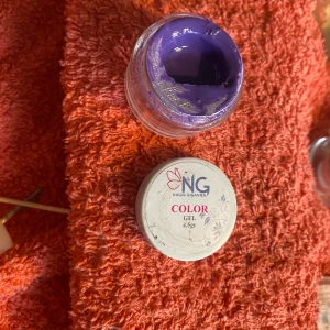 Gel färg  - Gele färg lilla å den gråa/lila färgen 30kr origninaö färg 50kr den göitter e 20kr för den e använd inte dom andra två