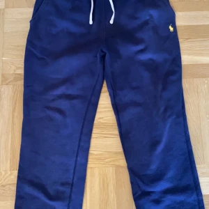 Polo byxor utsläppta  - Sällsynta utsläppta Polo byxor i storlek L, går såklart ner i pris vid snabbaffär!:)