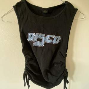 ”Disco”-tröja från Urban outfitter, använd men i bra skick! Man kan göra den kortare eller längre genom att justera banden.