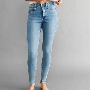 Säljer ljusblå jeans från Gina tricot, säljs då dom va försmå. ( bara testade ) Storlek S