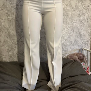 Chiquelle kostymbyxor strl s - Vita jätte fina kostymbyxor från chiquelle strl S. Knappt använda