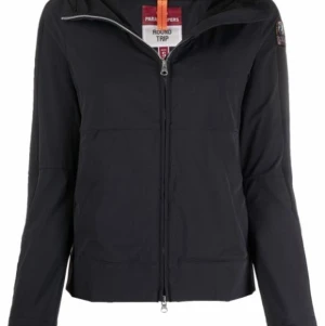 Parajumper jacka  - Svart, kan användas som kofta och jacka (beror på vilken storlek du har). (äkta) kan skannas