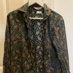 Asfet vintage skjorta! - Vintage skjorta i snyggt mönster! Storlek S-M. Finns inga defekter. Möts i Malmö och tar Swish! Står ej för frakt eller postens slarv (: