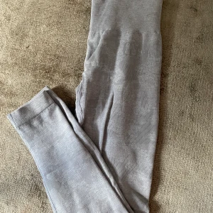Gymshark tights camo - Gråa camo seamless från gymshark! Storlek xs