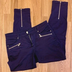 Low Waist jeans blue  - Låga fina byxor i 32or Med guldknapp och kedja. Bra kvalitet och hållbarheten är bra