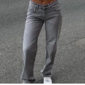 Jeans  - Jag säljer dessa snygga lågmidjade jeans från Gina Tricot. De är slutsålda hos Gina men nypris låg på 500 kr. De är endast använda ca 5 gånger då de inte riktigt passar mig.  💕 KÖPAREN STÅR FÖR FRAKT! 💕