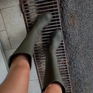 Zara stövlar  - (Lånade bilder) Säljer dessa stövlar från zara som är perfekta nu till hösten! Använda tre gånger! (Nyskick)