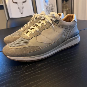 Hugo Boss Sneakers - Hugo Boss Sneakers i storlek 42, skinn invändigt. Nyskick Nypris 2200kr