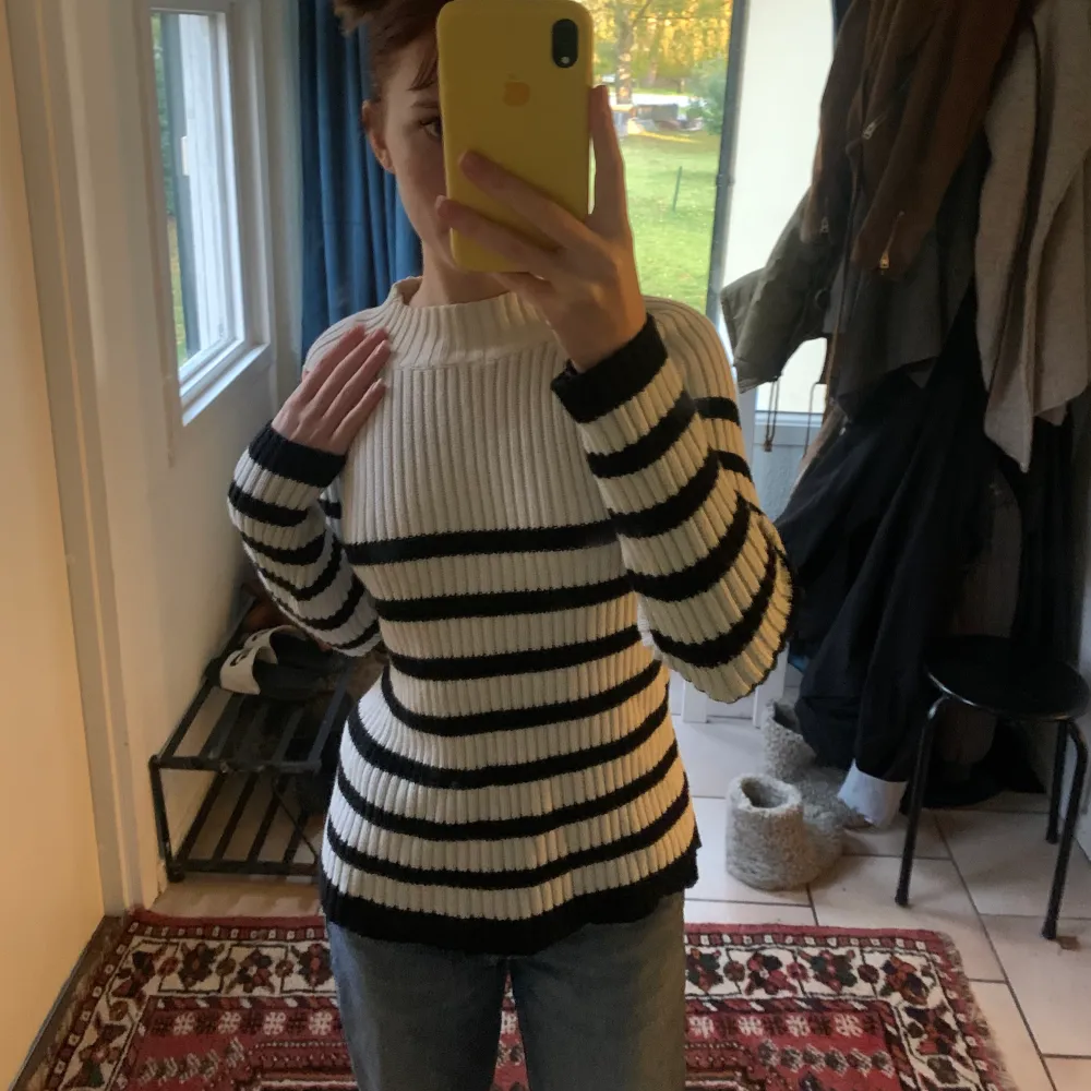 Super söt randig svart vit tröja i strl M. Knappt använd av mig å den är i jätte bra skick. Perfekt tröja nu till hösten.🍁 Skriv om du har frågor💜💜. Neuleet.