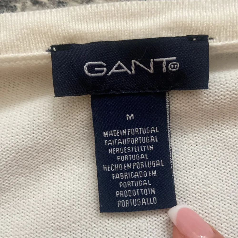 Gant tröja i storlek M, tröjan är liten i storleken och skulle även passa någon som normalt har storlek s-xs som mig själv. I bra skick.   Pris kan diskuteras vid snabb affär, möts upp i gbg 😊❤️. Tröjor & Koftor.