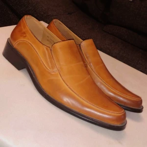 Skor kille  - Storlek 42, ordinarie pris runt ca 800-1000 kr. Säljes för 250kr märke TAIMA. Kontakta vid intresse 