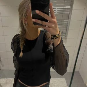 Blus/topp - Den här toppen passar till middagar eller om man vill känna sig extra fin, säljer eftersom att den bara tar plats just nu☺️💞