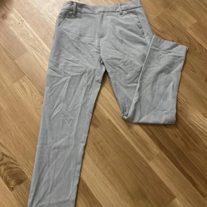 Lite skrynklig  - Bara vanliga kostymbyxor 