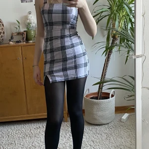 Snygg kort klänning - Jättefin lila klänning som jag har använt ett fåtal gånger. Är i superbra skick:) 