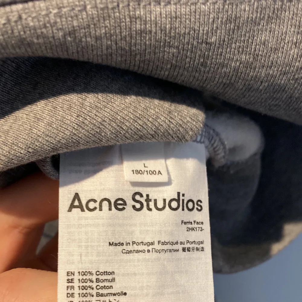 Acne studios hoodie  Väldigt fint skick- syns knappt att den använts. Storlek Large Äkta, såklart. Nypris 2500. Hoodies.