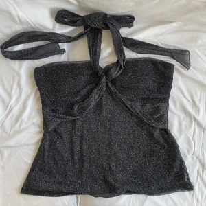 Halterneck festtopp  - Snyggare halterneck festtoppen! Stretchigt material och knyts bakom nacken. Mycket bra skick, har inga deflekter. Size 42 men liten i storleken, passar ca M. Säljer endast till bra bud. Köps då via Swish eller köp nu 💋