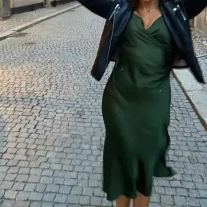 Grön Zara sidenklänning. Använd ett fåtal gånger nyskick
