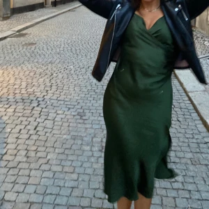 Grön sidenklänning zara - Grön Zara sidenklänning. Använd ett fåtal gånger nyskick