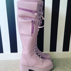 Oanvända boots - Säljer dessa då dom aldrig kom till användning!  Inköpspris 2000kr säljer för 1000kr Är man intresserad så kan jag ska skicka fler bilder! Dom är rosa o inte lila!  Storl 38, en normal 38a! Tar swich, inget prut, frakt står du för 