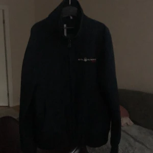 SAIL RACING  - Säljer nu min fina sailracing jacka i storlek s jackan är knappt använd då jag fick en ny jacka! Nypris ligger på 2600