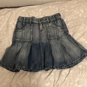 Jätte fin jeans kjol i nyskick, säljs pga den är för lång :( Storlek 42, midjemått 83 cm och längden är 45 cm