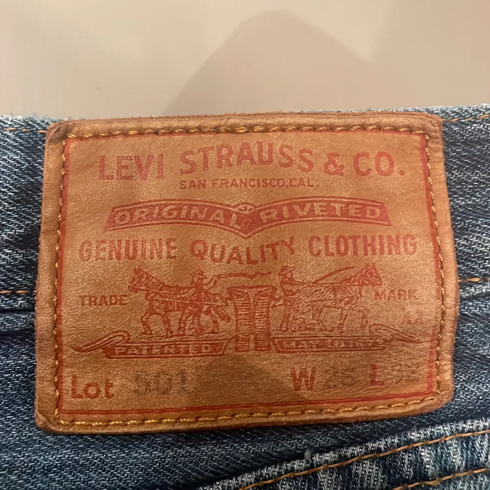 Ett par riktigt snygga Levis 501 i storlek W28 L32 som jag har vuxit ur. Väldigt snygga och knappt använda. . Jeans & Byxor.
