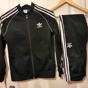 Adidas kläder  - Det svarta träningsdettet i Stlk S, pris: 299:- Mörkrosa tröjan, stlk S pris: 60:-  Går bra att postas mot fraktkostnad. Kanonskick är samtliga plagg!