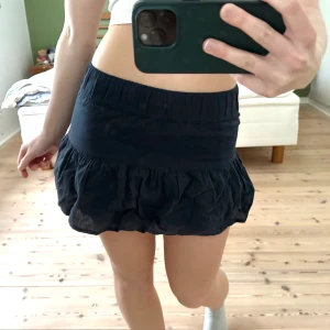 Kort kjol - Säljer denna super söta abercrombie kjolen. Den är en kids L så skulle säga det passar XXs. Passar med många toppar och ger en snygg form.
