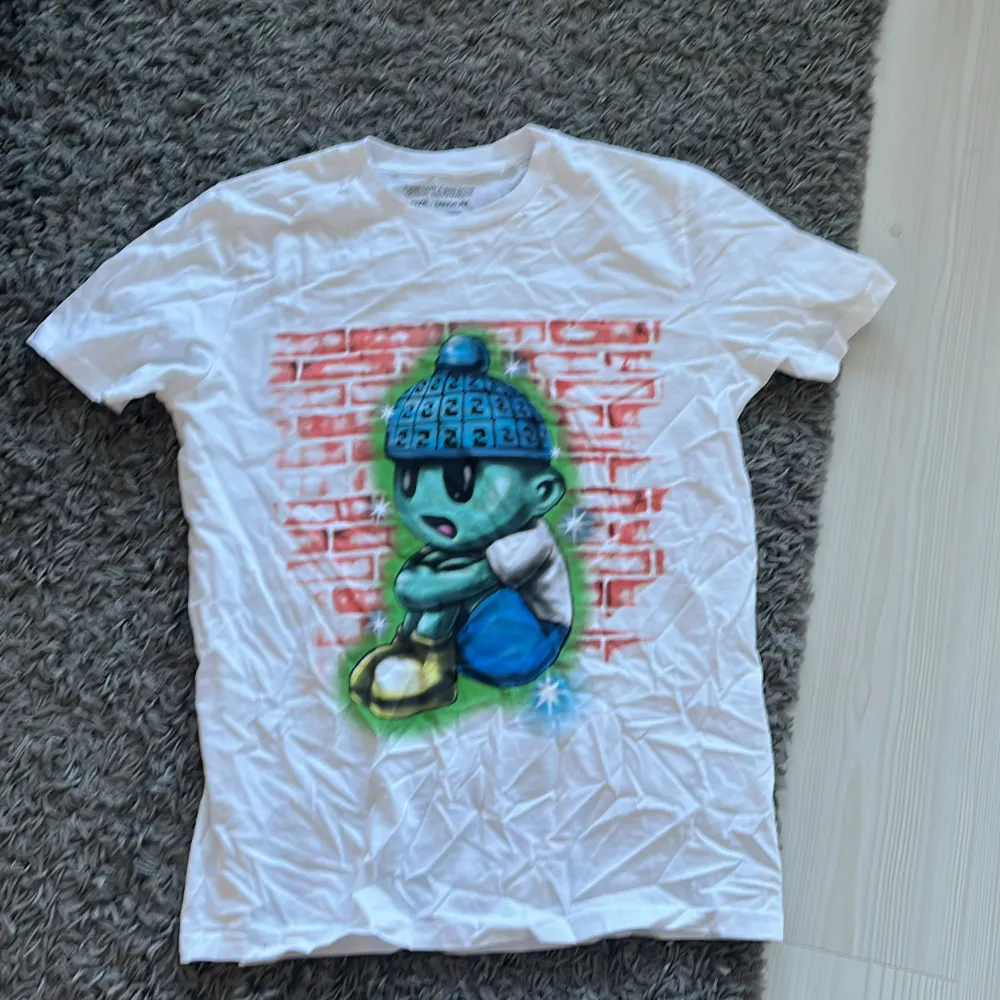 Yung Lean x Art dealer T-shirt i storlek M.  Hör av dig om frågor o sånt. Köpare står för frakt.. T-shirts.