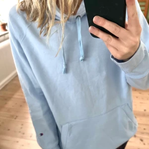 Champion - En sjukt bekväm champion hoodie. Jätte fin blå. Det står att det är en 1x dock passar den mig som är normalt sätt S.