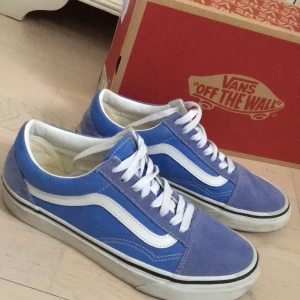 Vans Old Skool - Vans Old Skool i färg ultramarine/true white. Använda några enstaka gånger.