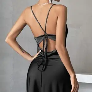 Säljer denna fina klänningen i satin, helt oanvänd, fint material med fin snörning i ryggen. 