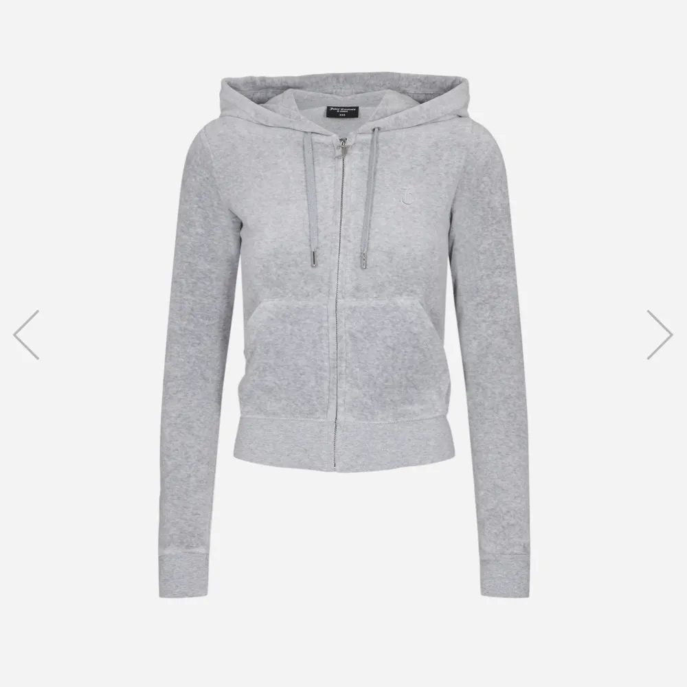 Säljer juicy couture hoodie köpt för nån månad sedan, strl XS i grå färg🥰🥰 Nypris: 1200 kr, mitt pris: endast 799!!!💓. Hoodies.