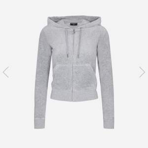 Säljer juicy couture hoodie köpt för nån månad sedan, strl XS i grå färg🥰🥰 Nypris: 1200 kr, mitt pris: endast 799!!!💓