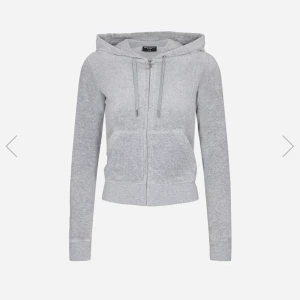Juicy couture hoodie  - Säljer juicy couture hoodie köpt för nån månad sedan, strl XS i grå färg🥰🥰 Nypris: 1200 kr, mitt pris: endast 799!!!💓