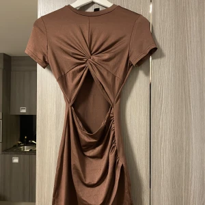 Klänning XS - Brun klänning med öppning