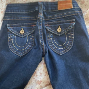 True religion jeans - Jättefina true religion jeans i storlek 26 som passar mig som är 160, de sitter som en xs/s typ 💗 skriv för mer bilder 💗