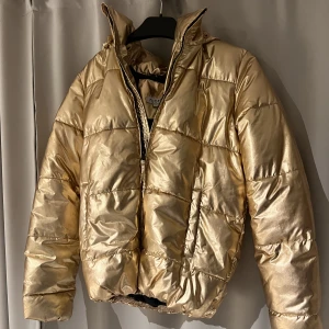 Guldig bomberjacka - Guldig bomberjacka i storlek S